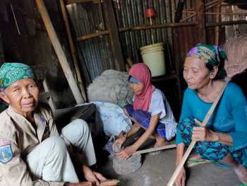 Tiga Lansia Bersaudara Disabilitas Di Bondowoso Selalu Gandengan Jualan Sapu 
